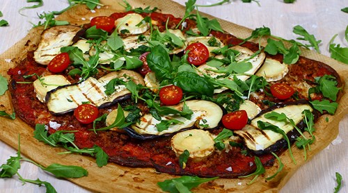 Lammfärspizza med aubergine och färska kryddor